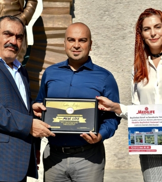 A certificate of appreciation was given to Medilife Beylikdüzü Hospital by the Beylikdüzü District Governor.